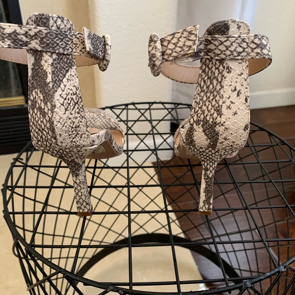 Qupid SASSY AND STUNNING STILETTO HEELS. Size: 7 and 6.5 Choose your size. - Picture 4 of 7